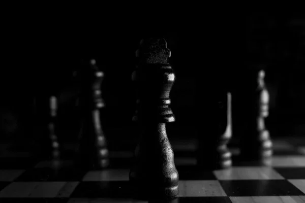 韦奕硬撼棋王卡尔森 国际象棋世界杯半决赛攻防战术与心理博弈分析